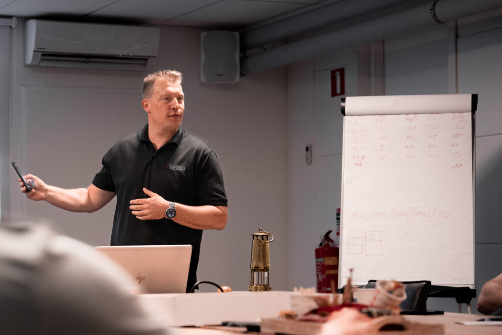 7Solutions - Foto training Kevin - Mei 2026 Kevin Haems geeft een training over de basis van gasdetectie