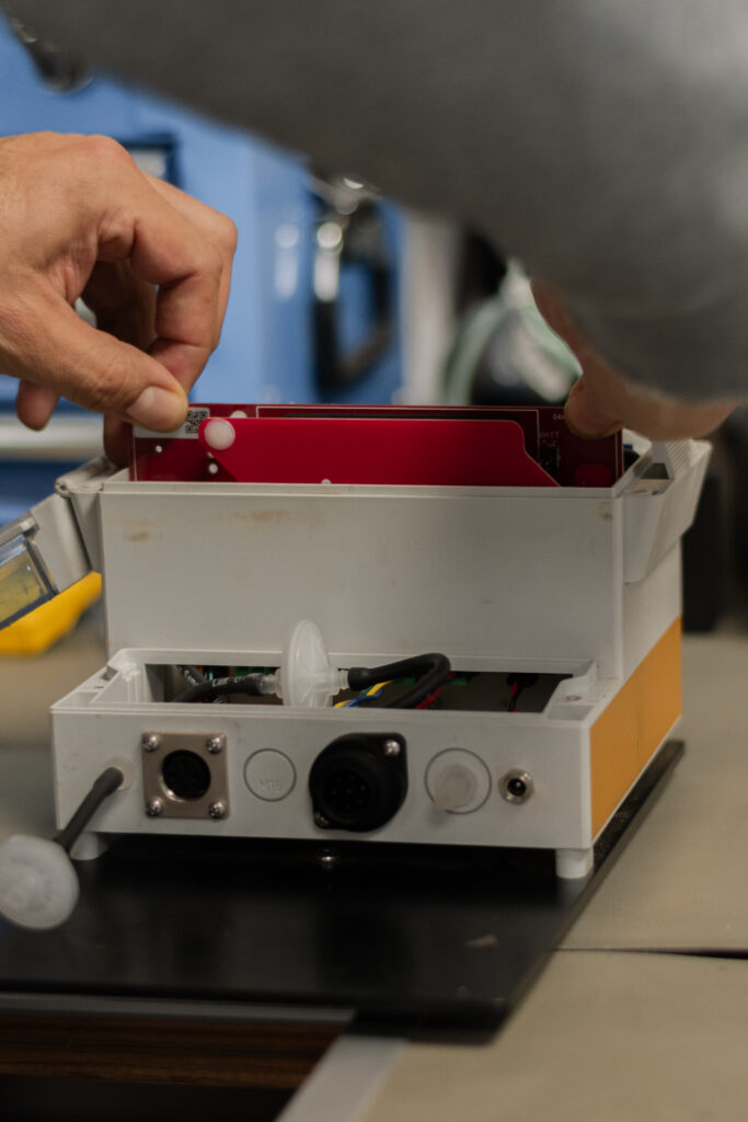 Onderhoud aan de vaste gasdetectie, WatchGas AirWatch, door de technische dienst van 7Solutions